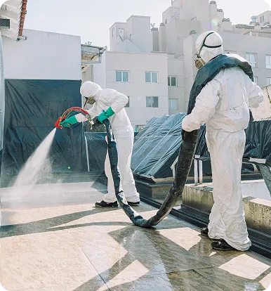 Aplicadores proyectando poliurea sobre una terraza