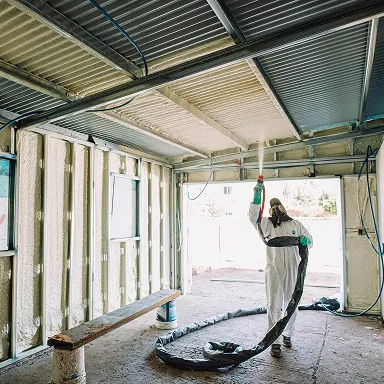 Aplicación de poliuretano proyectado en una obra en construcción